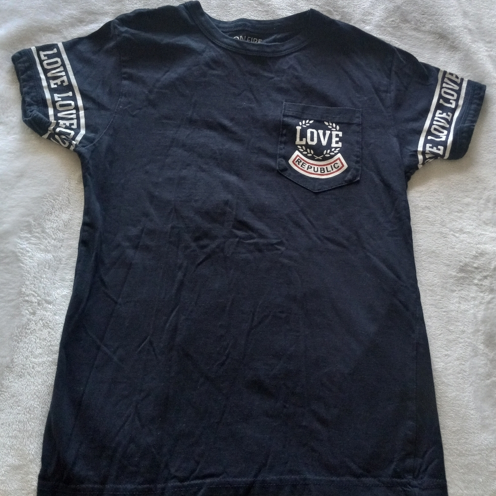 ON FIRE NAVY BLUE LOVE REPUBLIC SHORT SLEEVE SHIRT. WOMENS SIZE M.